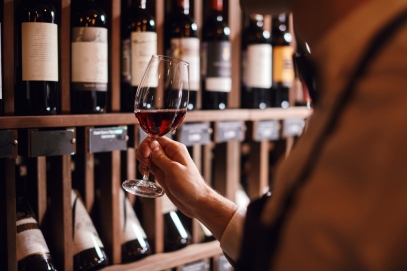 Caviste à Valenciennes : pourquoi acheter son vin chez un spécialiste ?